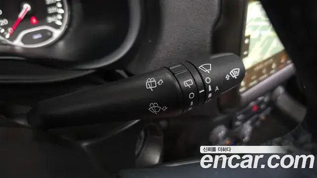 Jeep Renegade 2023 — ფოტო 30/33