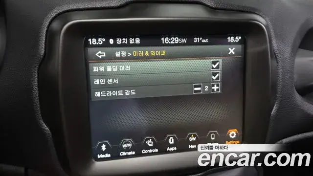 Jeep Renegade 2023 — ფოტო 23/33