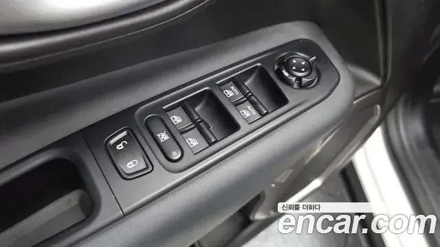 Jeep Renegade 2023 — ფოტო 7/33