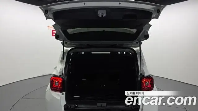 Jeep Renegade 2023 — ფოტო 31/33