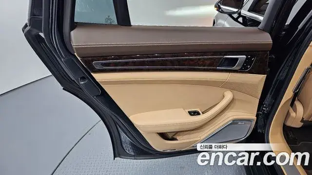 Porsche Panamera 2018 — ფოტო 13/32