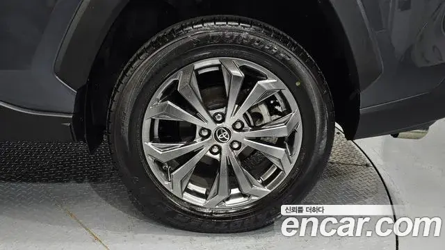 Toyota RAV4 2023 — Photo 13/34