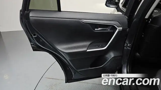 Toyota RAV4 2023 — Photo 29/34