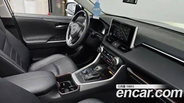 Toyota RAV4 2023 — Photo 8/34