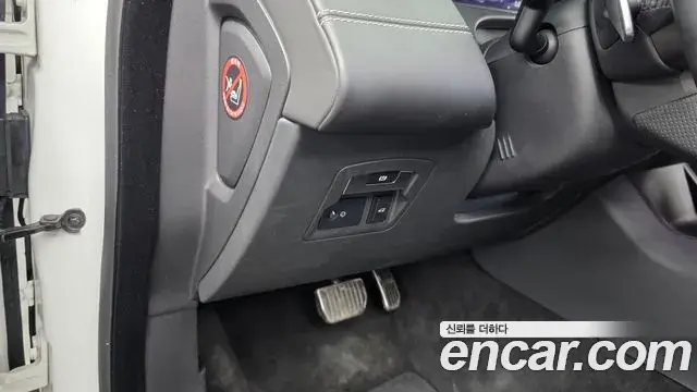 Land Rover Range Rover Velar 2019 — Şəkil 8/37