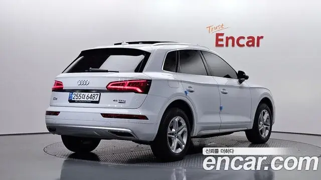 Audi Q5 2020 — Şəkil 26/35