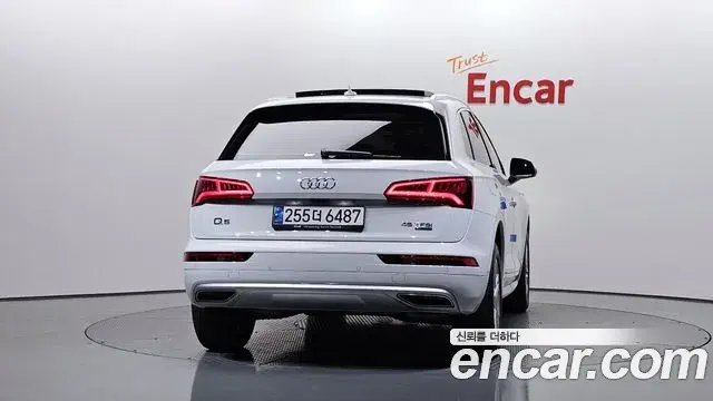 Audi Q5 2020 — Şəkil 32/35