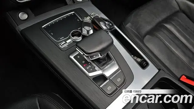 Audi Q5 2020 — Şəkil 21/35