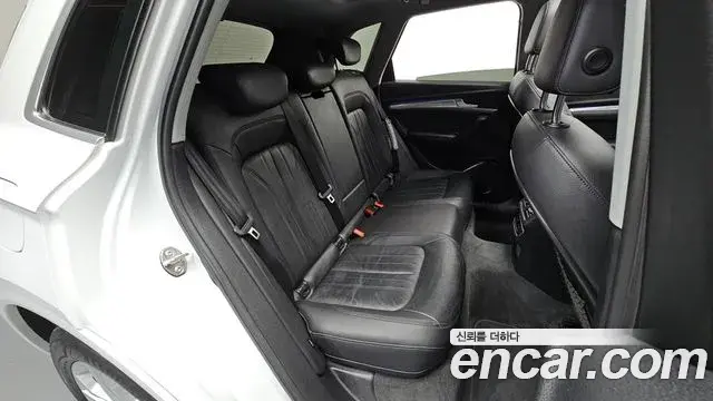 Audi Q5 2020 — Şəkil 25/35