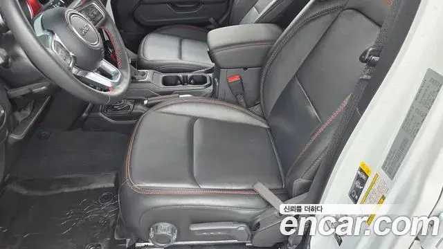 Jeep Gladiator 2022 — Şəkil 28/33