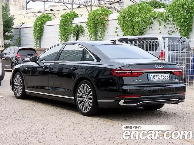 Audi A8 2022 — ფოტო 14/19