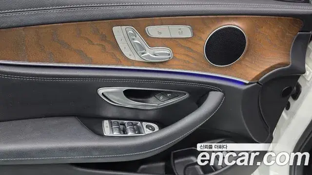 Mercedes-Benz E-Class 2020 — ფოტო 32/34