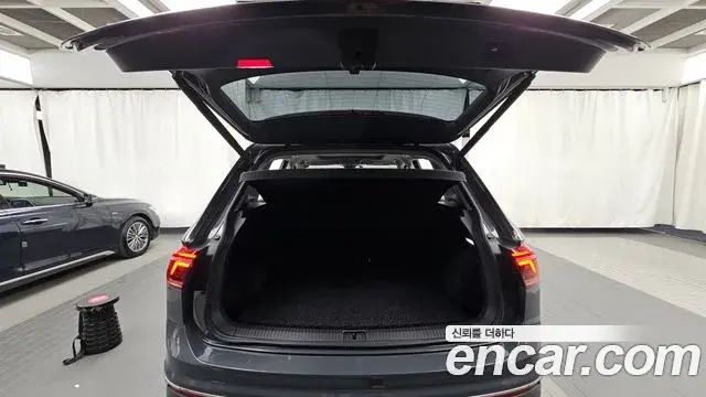 Volkswagen Tiguan 2022 — Photo 25/35