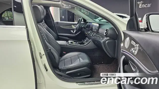 Mercedes-Benz E-Class 2019 — Фото 11/20