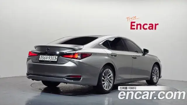 Lexus ES300h 2020 — ფოტო 28/34