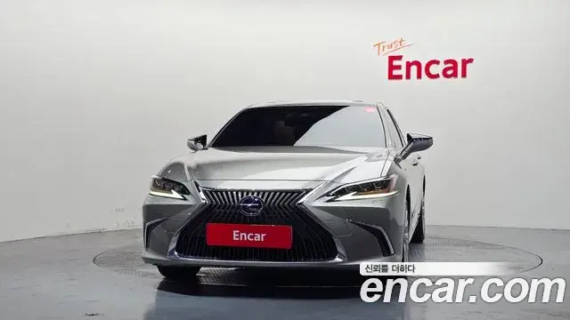 Lexus ES300h 2020 — ფოტო 8/34