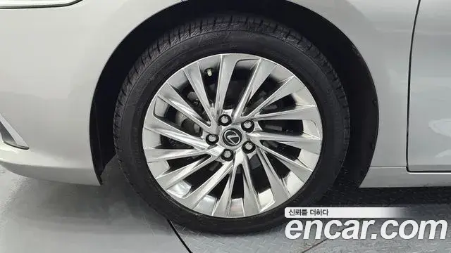 Lexus ES300h 2020 — ფოტო 5/34