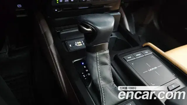 Lexus ES300h 2020 — ფოტო 30/34