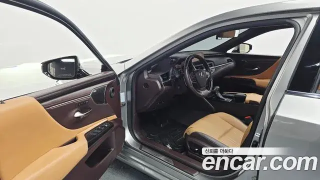 Lexus ES300h 2020 — ფოტო 9/34
