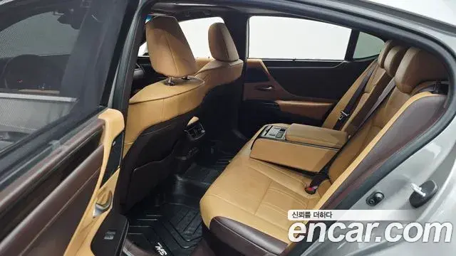 Lexus ES300h 2020 — ფოტო 32/34