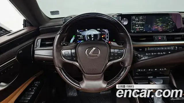 Lexus ES300h 2020 — ფოტო 17/34