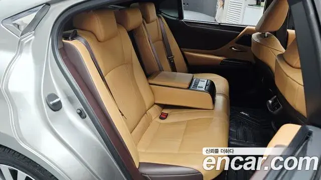 Lexus ES300h 2020 — ფოტო 22/34