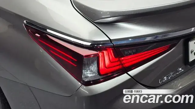 Lexus ES300h 2020 — ფოტო 33/34