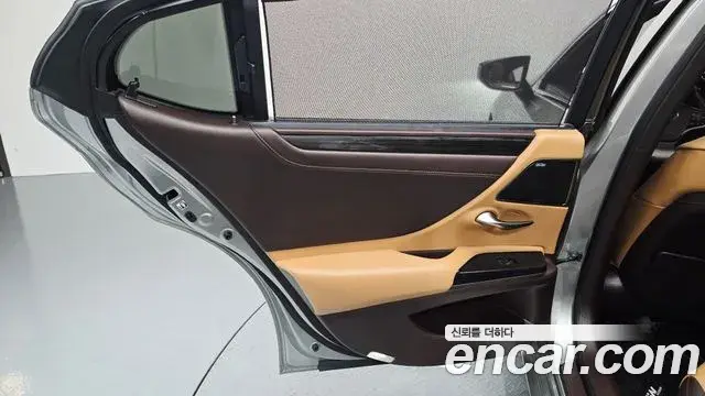 Lexus ES300h 2020 — ფოტო 25/34
