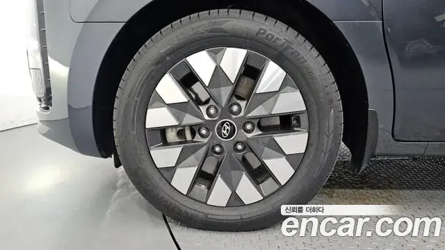 Hyundai Staria 2022 — ფოტო 17/32