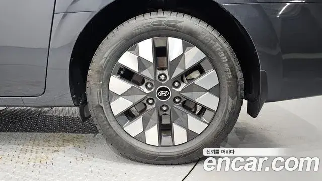 Hyundai Staria 2022 — ფოტო 7/32