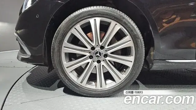 Mercedes-Benz E-Class 2023 — ფოტო 13/33
