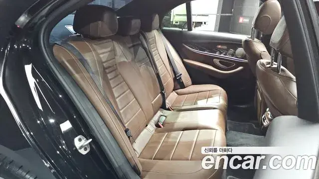 Mercedes-Benz E-Class 2023 — ფოტო 22/33