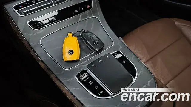 Mercedes-Benz E-Class 2023 — ფოტო 8/33