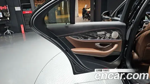 Mercedes-Benz E-Class 2023 — ფოტო 30/33