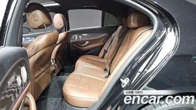 Mercedes-Benz E-Class 2023 — ფოტო 7/33