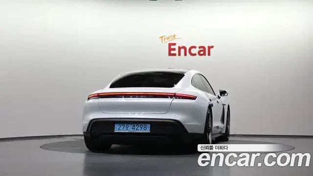 Porsche Taycan 2023 — Photo 18/20