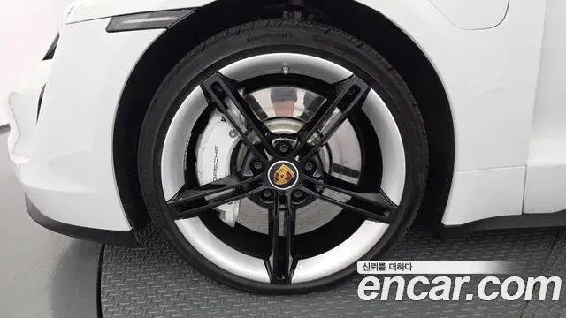 Porsche Taycan 2023 — Photo 16/20