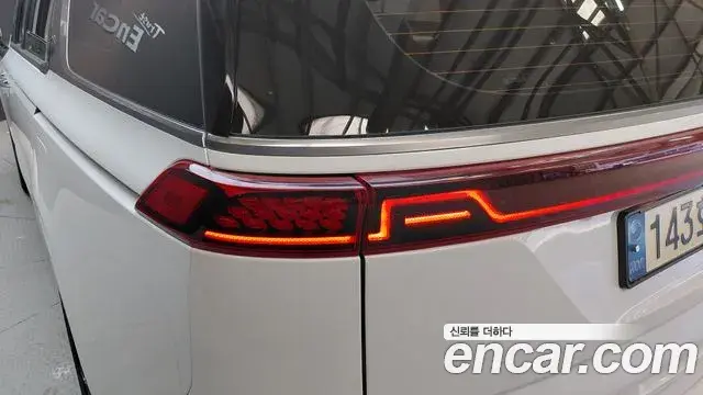 Kia Carnival 2022 — ფოტო 13/33