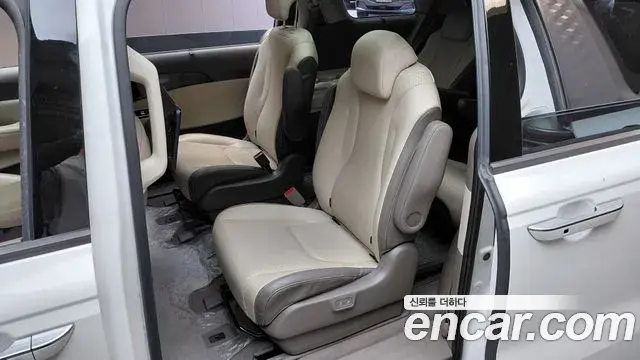 Kia Carnival 2022 — ფოტო 14/33