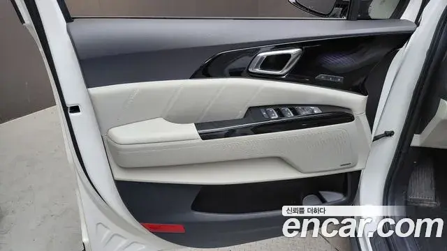 Kia Carnival 2022 — ფოტო 17/30