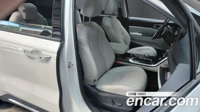 Kia Carnival 2022 — ფოტო 20/30