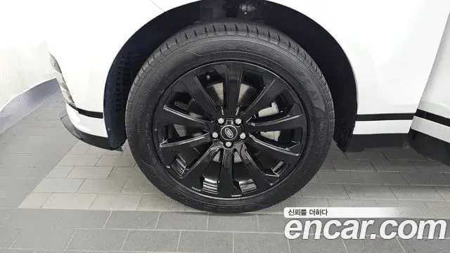 Land Rover Range Rover Velar 2023 — ფოტო 11/34