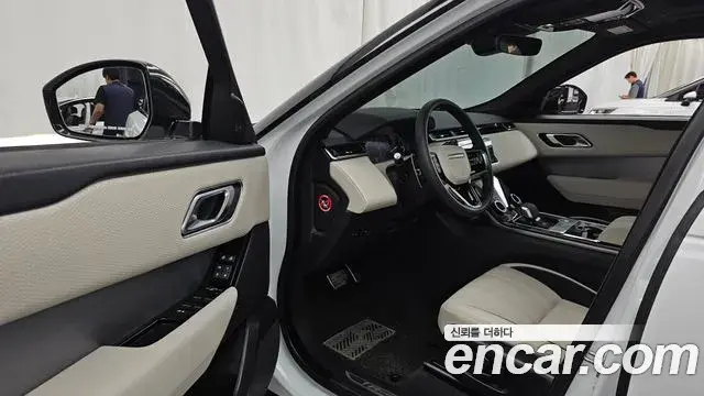 Land Rover Range Rover Velar 2023 — ფოტო 18/34