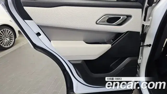 Land Rover Range Rover Velar 2023 — ფოტო 24/34