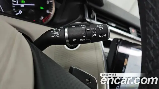 Land Rover Range Rover Velar 2023 — ფოტო 17/34