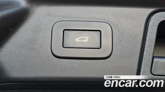 Land Rover Range Rover Velar 2023 — ფოტო 28/34