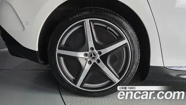 Mercedes-Benz EQE 2023 — Photo 33/35