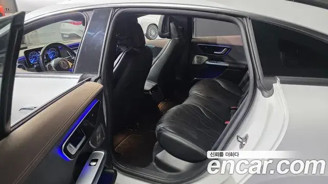 Mercedes-Benz EQE 2023 — Photo 19/35