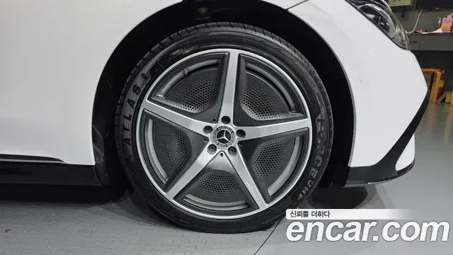 Mercedes-Benz EQE 2023 — Photo 15/35
