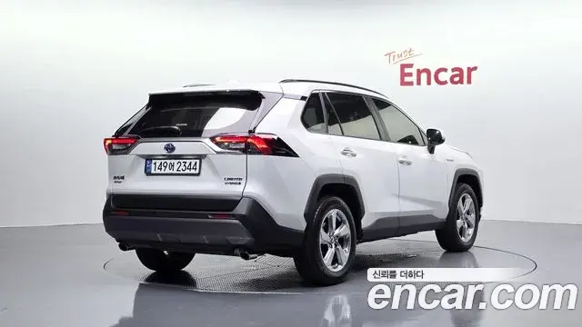 Toyota RAV4 2021 — Photo 24/34